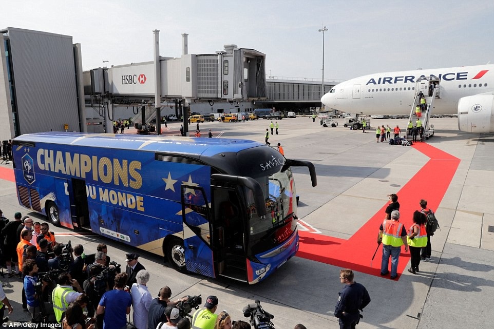 Biển người tại Paris chào đón nhà vô địch World Cup 2018 ngày trở về - 1
Chiếc xe chở đội tuyển Pháp diễu hành tại Paris sau khi xuống sân bay