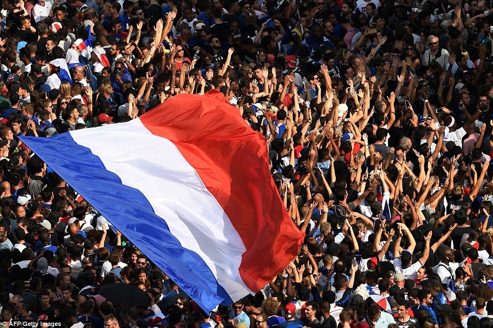 Biển người tại Paris chào đón nhà vô địch World Cup 2018 ngày trở về - 3
Một bầu không khí sôi động ở thủ đô Paris