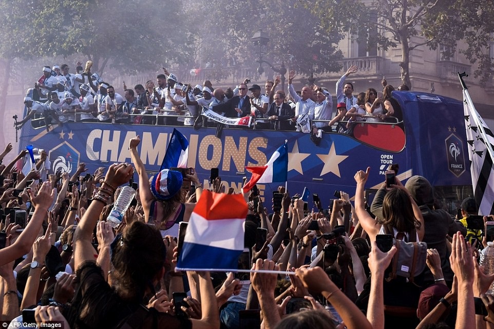 Biển người tại Paris chào đón nhà vô địch World Cup 2018 ngày trở về - 24 Biển người tại Paris chào đón nhà vô địch World Cup 2018 ngày trở về - 24