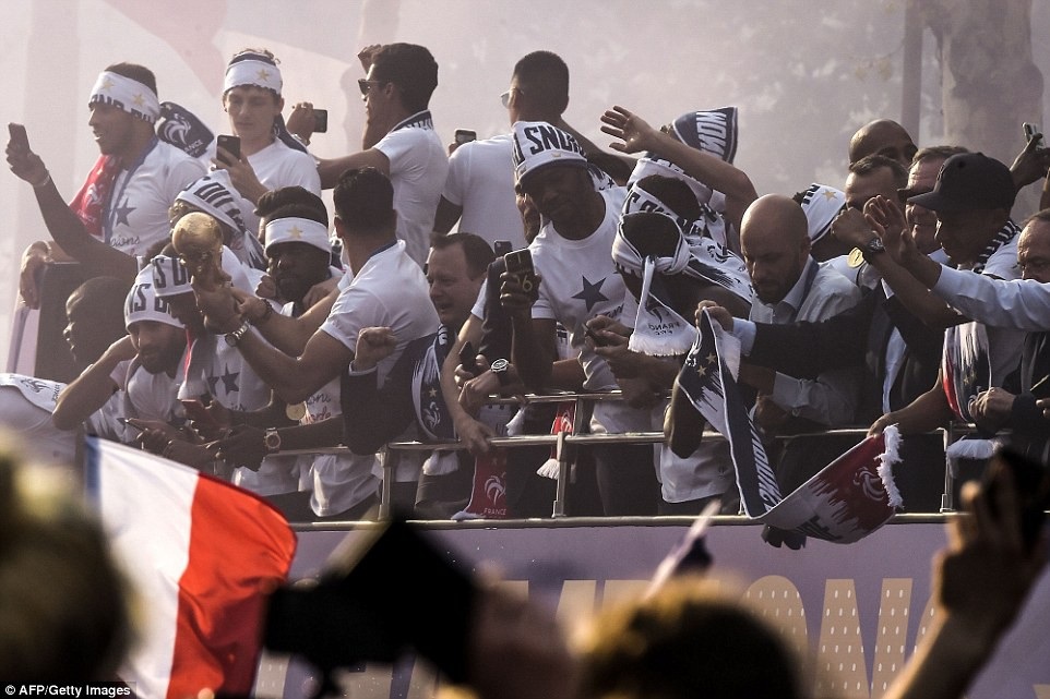 Biển người tại Paris chào đón nhà vô địch World Cup 2018 ngày trở về - 22 Biển người tại Paris chào đón nhà vô địch World Cup 2018 ngày trở về - 22