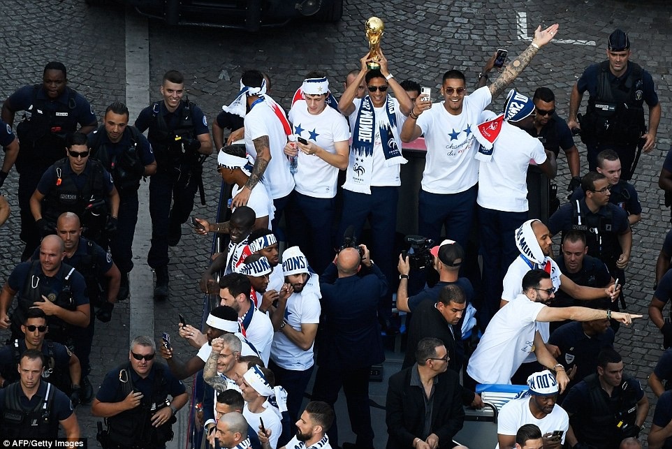 Biển người tại Paris chào đón nhà vô địch World Cup 2018 ngày trở về - 28
Cầu thủ Pháp diễu hành trong sự kiểm soát an ninh chặt chẽ