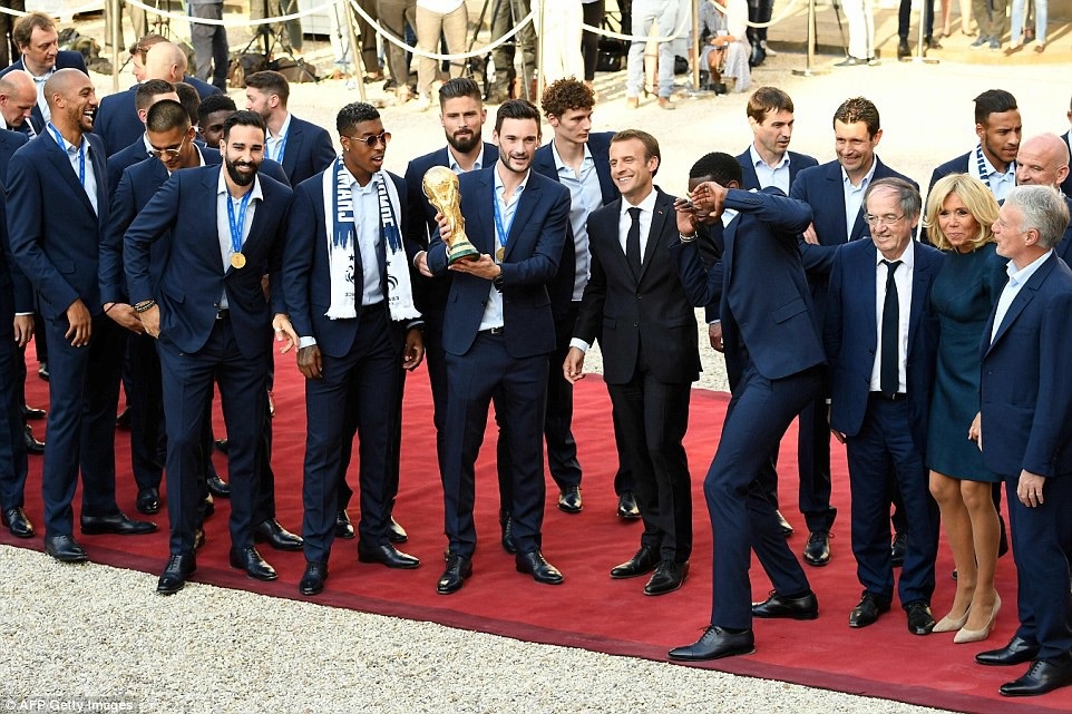 Biển người tại Paris chào đón nhà vô địch World Cup 2018 ngày trở về - 26 Biển người tại Paris chào đón nhà vô địch World Cup 2018 ngày trở về - 26