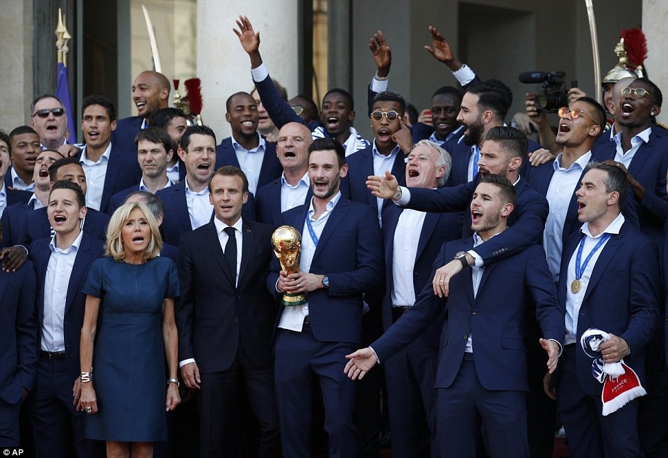 Biển người tại Paris chào đón nhà vô địch World Cup 2018 ngày trở về - 25
Tổng thống Pháp Macron chia sẻ niềm vui với các cầu thủ Pháp