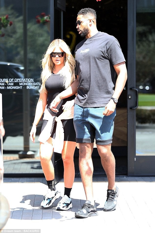 Khloe Kardashian giảm 15 kg sau 3 tháng sinh con - 4
Người đẹp 34 tuổi chia sẻ, cô bất ngờ khi thấy mình giảm 15 kg sau 3 tháng sinh con