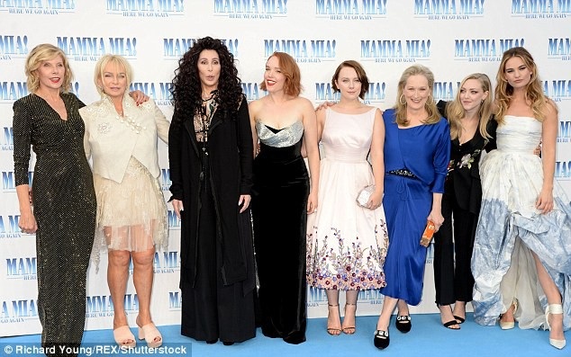 Lily James đẹp như công chúa dự công chiếu phim - 6
Bộ phim gồm dàn sao: Lily James, Amanda Seyfried, Christine Baranski, Julie Walters, Pierce Brosnan, Colin Firth, Stellan Skarsgard, Dominic Cooper, Cher, Meryl Streep...