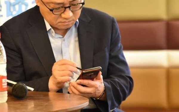 “Bắt quả tang” CEO Samsung sử dụng Galaxy Note 9 tại nơi công cộng - 2 Phóng lớn chiếc smartphone trên tay của CEO Samsung có thể nhận ra cách bố trí lại của cảm biến vân tay ở mặt lưng và có thể khẳng định đây là Galaxy Note 9