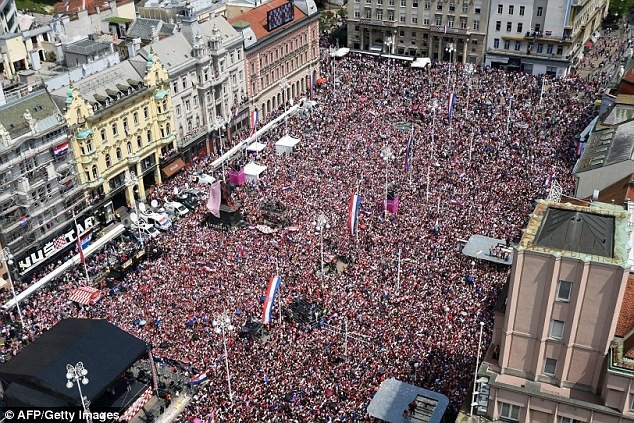 
Hàng nghìn người Croatia đã đổ ra khắp đường phố để chào đón những người hùng
