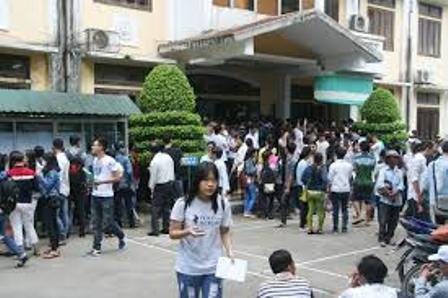 Đại học Huế: Điểm sàn thấp nhất là 13 điểm, cao nhất là 20 điểm - 1 Thí sinh đến nộp hồ sơ xét tuyển nguyện vọng 1 vào Đại học Huế (ảnh: minh họa)