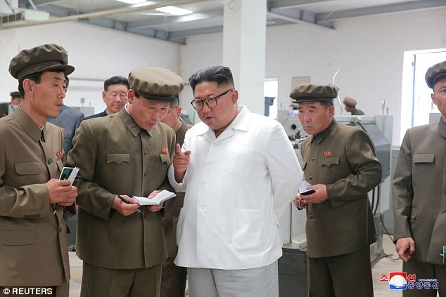
Ông Kim Jong-un chỉ đạo các quan chức Triều Tiên trong một chuyến thị sát tại nhà máy ở tỉnh Bắc Hamgyong. (Ảnh: Reuters)
