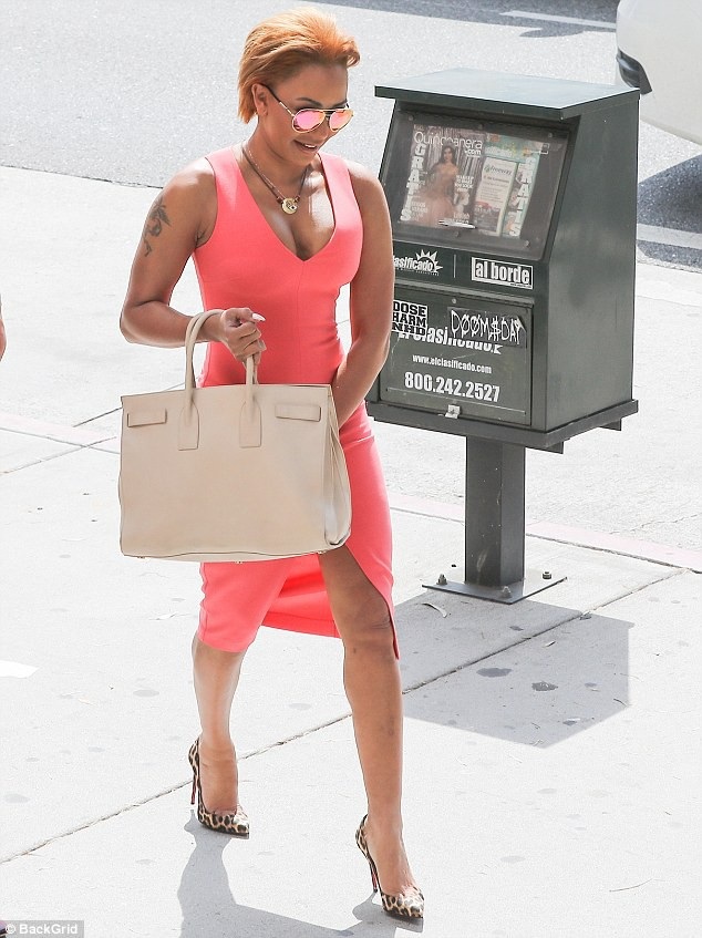 Mel B và chồng cũ lại gặp nhau ở tòa vì xung đột tài chính và quyền nuôi con - 2
Nữ ca sĩ 43 tuổi mặc đẹp và trang điểm cẩn thận.