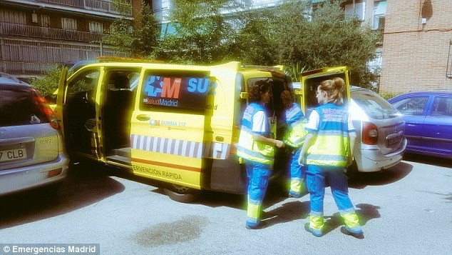 Một phụ nữ tử vong vì ngộ độc sau 2 tiếng lau chùi bếp - 1 Xe cấp cứu đã đến ngay khi người phụ nữ này gọi điện nhưng không thể cứu được tính mạng của cô