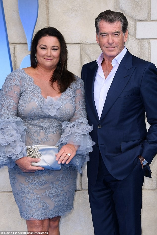 “Điệp viên 007” Pierce Brosnan dịu dàng nắm tay vợ giữa dàn mỹ nhân - 14 
Nắm tay hay hôn vợ nơi đông người là một thói quen không thể thiếu của Pierce.