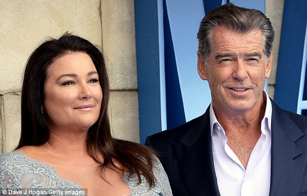 “Điệp viên 007” Pierce Brosnan dịu dàng nắm tay vợ giữa dàn mỹ nhân - 13 “Điệp viên 007” Pierce Brosnan dịu dàng nắm tay vợ giữa dàn mỹ nhân - 13