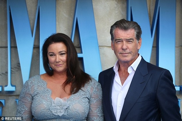 “Điệp viên 007” Pierce Brosnan dịu dàng nắm tay vợ giữa dàn mỹ nhân - 12 
Giờ đây, Keely đã 54 tuổi và dáng vóc ngày càng xồ xề sau hai lần sinh nở và do tuổi tác, nhưng trong mắt Pierce, vợ ông vẫn là người phụ nữ hấp dẫn và xinh đẹp nhất. Trong mọi sự kiện, Pierce đều dẫn theo vợ và dành cho bà ánh nhìn say đắm, nâng niu.
