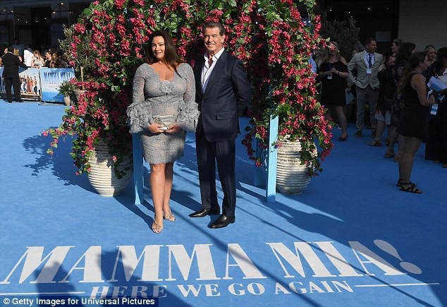 “Điệp viên 007” Pierce Brosnan dịu dàng nắm tay vợ giữa dàn mỹ nhân - 10 
Trước Keely, Pierce từng có một đời vợ. Người vợ đầu tiên của ông qua đời vì căn bệnh ung thư. Từng rất đau buồn vì sự ra đi của người vợ đầu tiên, Pierce không mở lòng với bất kỳ ai trong nhiều năm. Chính sự nhiệt thành, tự tin của Keely đã khiến trái tim của Pierce lại một lần nữa rung động. Ông quyết định theo đuổi và cầu hôn Keely. Họ đã cùng viết lên một câu chuyện tình đẹp bậc nhất tại Hollywood.