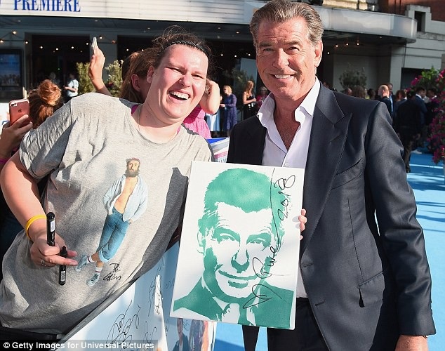 “Điệp viên 007” Pierce Brosnan dịu dàng nắm tay vợ giữa dàn mỹ nhân - 18 
Fan vui sướng khi được chụp ảnh và được Pierce ký tặng.