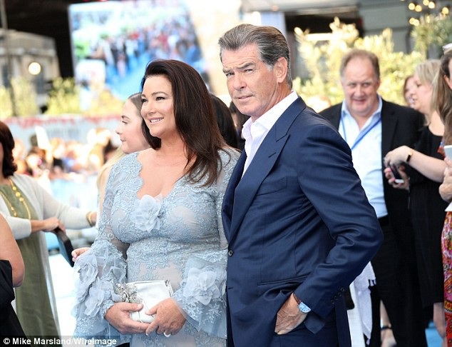“Điệp viên 007” Pierce Brosnan dịu dàng nắm tay vợ giữa dàn mỹ nhân - 5 
Mọi ánh nhìn đều đổ về phía vợ chồng Pierce. Ngôi sao 65 tuổi nổi tiếng là cưng chiều và yêu vợ. Tình yêu của họ được xem là hiếm hoi tại Hollywood.