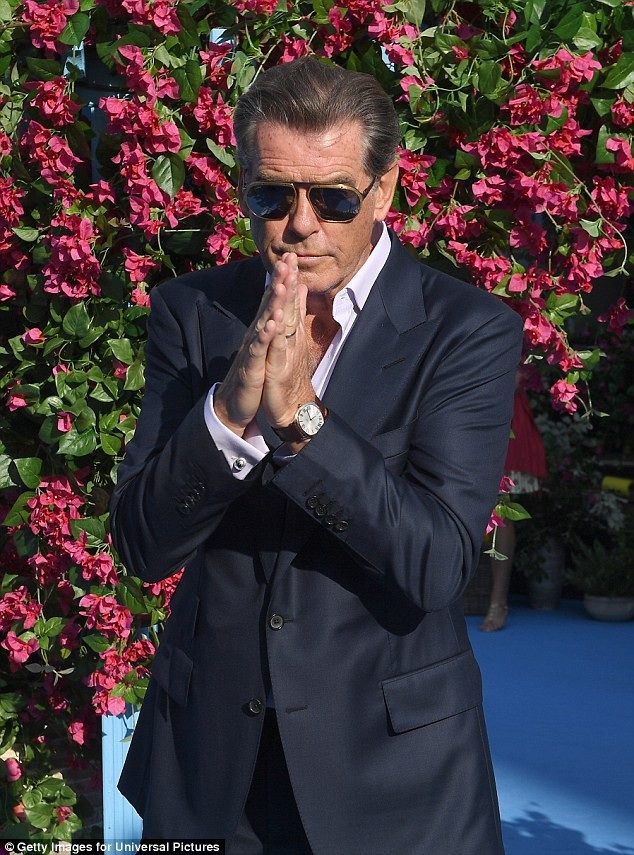 “Điệp viên 007” Pierce Brosnan dịu dàng nắm tay vợ giữa dàn mỹ nhân - 4 
Pierce vẫn phong độ và điển trai như ngày nào. Ông luôn là một trong những ngôi sao hấp dẫn nhất thế giới bất chấp tuổi tác và thời gian. Trong phần một của Mama Mia, Pierce cũng góp mặt và góp phần làm nên thành công của bộ phim.