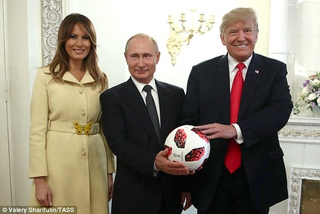 Món quà đặc biệt Tổng thống Putin tặng ông Trump tại thượng đỉnh đầu tiên - 7 Tổng thống Trump cùng phu nhân sau đó ôm quả bóng do Tổng thống Putin tặng để chụp ảnh lưu niệm. Ông Trump cho biết sẽ chuyển quả bóng cho con trai Barron 12 tuổi - người rất hâm mộ bóng đá và đang chơi cho một đội bóng địa phương ở Washington D.C. (Ảnh: TASS)