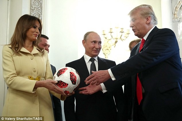 Món quà đặc biệt Tổng thống Putin tặng ông Trump tại thượng đỉnh đầu tiên - 9
“Nếu là tôi, tôi sẽ kiểm tra quả bóng xem có thiết bị nghe lén không, và tôi sẽ không bao giờ mang nó vào Nhà Trắng”, nghị sĩ Graham, chuyên gia về quan hệ quốc tế, cho biết. (Ảnh: TASS)