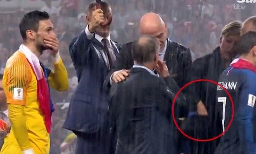 Nữ quan chức bị nghi lấy trộm huy chương vàng World Cup - 1
Người phụ nữ bị nghi lấy trộm huy chương vàng World Cup