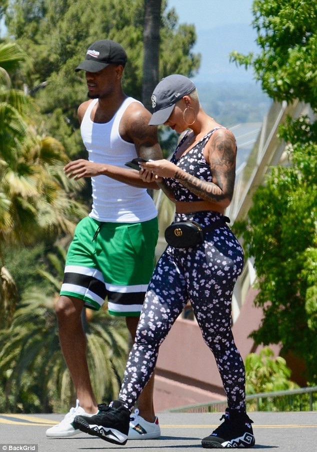 Vũ nữ thoát y có bồ mới - 1
Amber Rose đi chơi công viên cùng bạn trai mới Monte Morris hồi cuối tuần trước