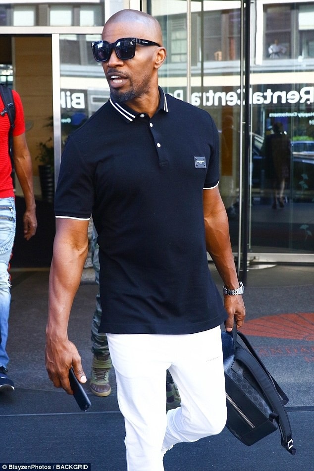 Katie Holmes tái ngộ với Jamie Foxx - 3
Jamie Foxx trông rất trẻ trung và năng động trong bộ đồ trẻ trung