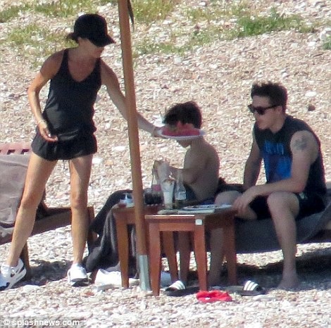 Gia đình Beckham đi nghỉ mát ở Croatia - 7
Vic thư giãn bên chồng con sau những ngày bận rộn