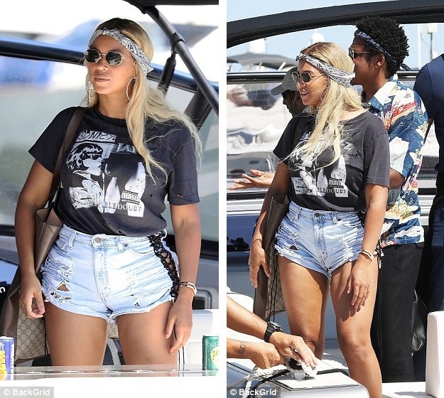 
Dáng vóc săn chắc và gợi cảm đáng ngưỡng mộ của nữ ca sĩ da màu khiến mọi người không thể rời mắt.
