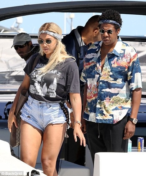 
Ngoài cặp sinh đôi 1 tuổi, Beyonce và Jay Z còn có một cô con gái hiện được 6 tuổi.
