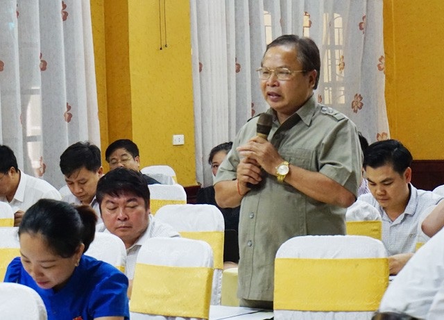 Đại biểu huyện Kỳ Sơn Lô Minh Hoạt cho rằng cần giao đất rừng do ban quản lý rừng phòng hộ quản lý nhưng không có rừng cho người dân để họ có đất sản xuất.