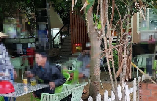 Dùng dao đâm người rồi đi uống cà phê đối diện trụ sở công an - 1 Quán cà phê, nơi 2 đối tượng đâm người rồi chạy vào đây.