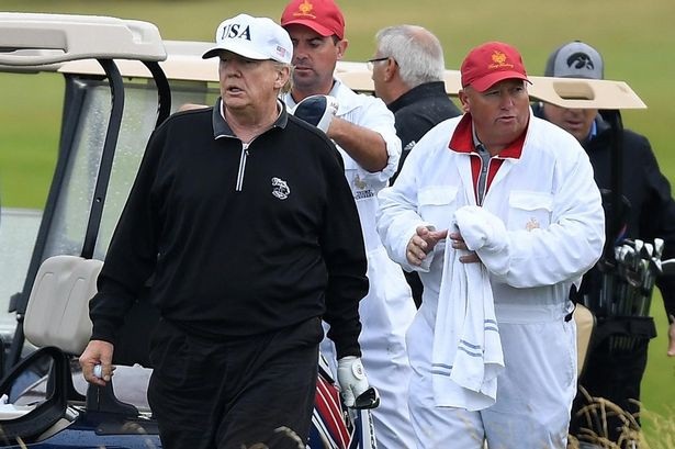 Đặc vụ bảo vệ Tổng thống Trump đột tử ở Scotland - 1
Tổng thống Trump chơi golf ở Scotland. (Ảnh: AFP)