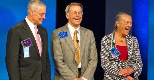 Nhóm đại gia tộc ngàn tỉ USD - 1
Bà Alice Walton, ông Jim Walton và ông Rob Walton là 3 người con của nhà sáng lập Walmart Ảnh: CNBC