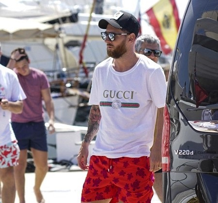 Quên đi kỳ World Cup thất vọng, Messi vui vẻ đi du lịch cùng vợ con - 1 Messi vừa đi chơi cùng gia đình và bạn bè