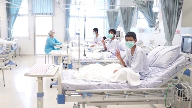 
Các cầu thủ nhí đang được chăm sóc trong bệnh viện tại Chiang Rai (Ảnh: Reuters)
