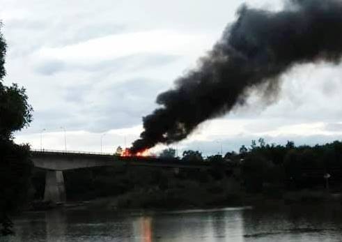 Cột khói đen từ đám cháy xe bốc lên ở cầu Tuần