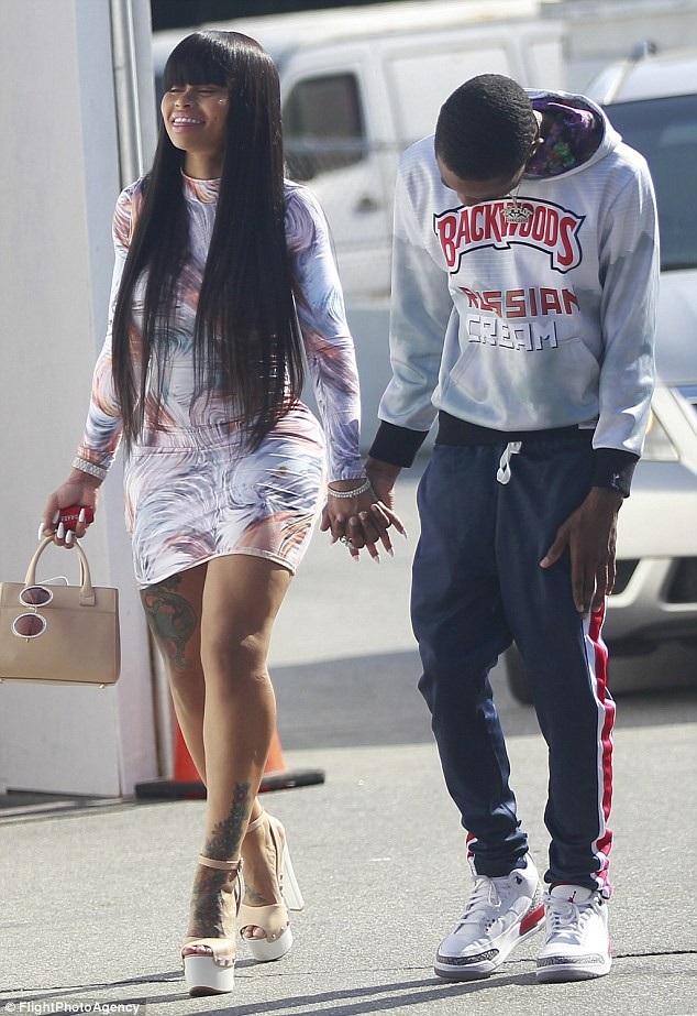 Vũ nữ thoát y tái xuất bên bồ kém 12 tuổi - 1
Blac Chyna tung tăng ra phố cùng bạn trai YBN Almighty Jay