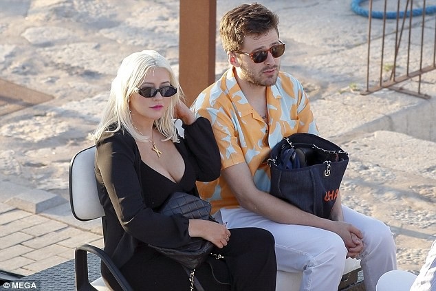 Christina Aguilera tăng cân vẫn xinh đẹp - 1
Christina Aguilera đang cùng bạn bè đi nghỉ mát ở Ibiza, Tây Ban Nha