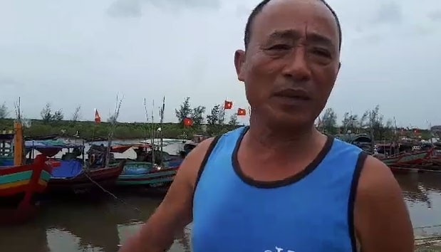 Ngư dân Hà Tĩnh nói gì về việc nhấn chìm thuyền "trốn" bão? - 3
Ngư dân Hoàng Văn Khánh chia sẻ về việc tránh bão cho tàu thuyền.