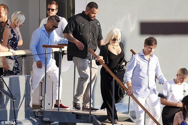 Christina Aguilera tăng cân vẫn xinh đẹp - 2
Ca sỹ 38 tuổi được vệ sỹ theo sát bảo vệ trong chuyến đi này
