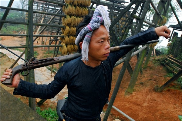 Đến ngôi làng siêu độc cắt tóc bằng… lưỡi liềm - 2 Đây là nơi duy nhất ở Trung Quốc được dùng súng hợp pháp