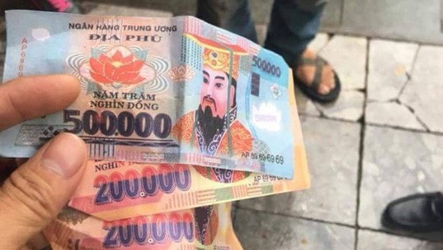 “Cần lấy dấu vân tay trên tờ tiền trong vụ trả tiền âm phủ cho khách Tây?” - 2 Họ được trả 900 nghìn tiền âm phủ với 1 tờ 500 nghìn và 2 tờ 200 nghìn không tiêu được