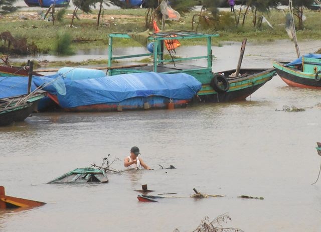 Ngư dân Hà Tĩnh nói gì về việc nhấn chìm thuyền "trốn" bão? - 5
Hình ảnh ngư dân vùng biển Thiên Cầm (Hà Tĩnh) chủ động nhấn chìm thuyền trong mùa mưa bão năm 2017.