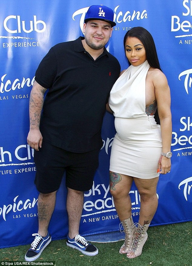 Vũ nữ thoát y tái xuất bên bồ kém 12 tuổi - 7
Cách đây ít lâu, khi Blac hẹn hò với Robert Kardashian thì cô và bạn trai là cặp đôi cực hot tại các sự kiện.