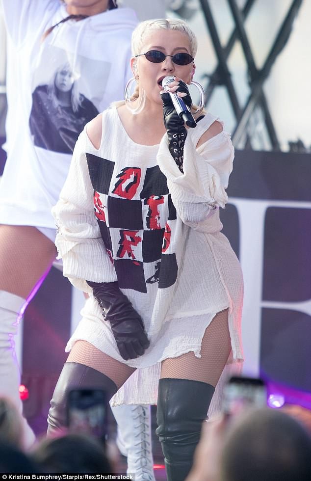 Christina Aguilera tăng cân vẫn xinh đẹp - 7
Cô dành phần lớn thời gian chăm lo cho tổ ấm của mình, chỉ thi thoảng mới nhận lời biểu diễn trở lại.