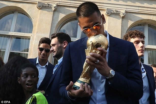 Thủ môn vô địch World Cup 2018 dù chưa đá phút nào cho tuyển Pháp - 1
Areola bên chiếc cúp vô địch World Cup 2018 khi trở về nước