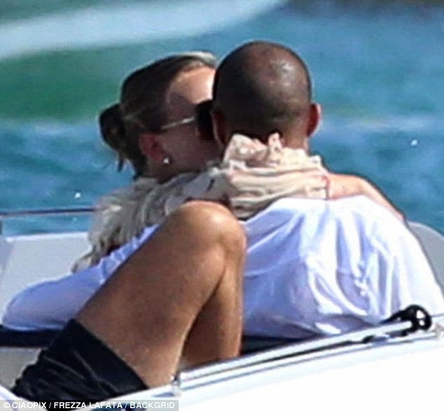 
Cặp đôi thư thái trên thuyền cùng bạn bè
