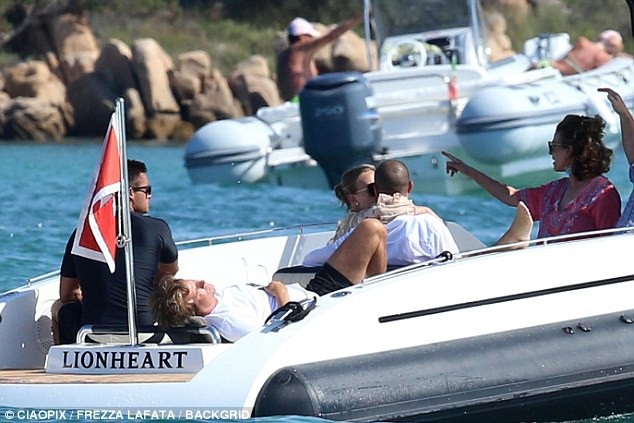 
Họ liên tục hôn nhau tình tứ khi đi ngắm cảnh
