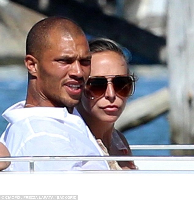 
Jeremy Meeks chưa hoàn tất thủ tục ly dị vợ đã hẹn hò với Chloe
